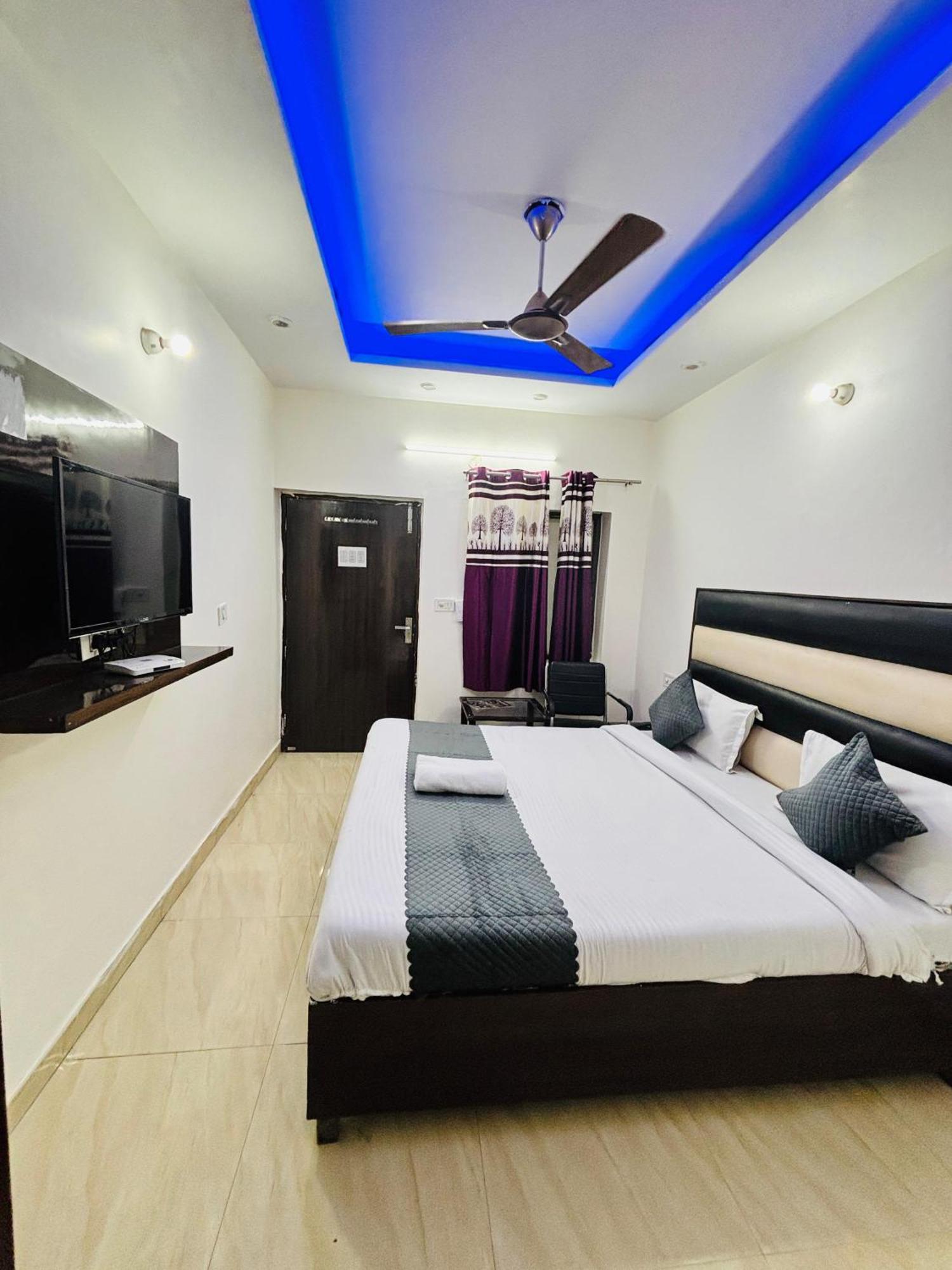 Hotel Kb Square Near Chandigarh Railway Station Exterior foto
